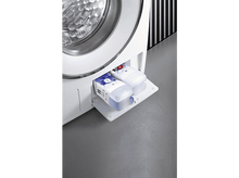 Charger l&#39;image dans la galerie, Gros plan sur le tiroir à détergent de la machine à laver avec du liquide bleu.
