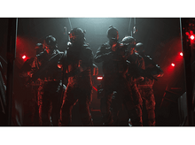 Charger l&#39;image dans la galerie, Groupe de soldats armés en uniformes sombres, dans un couloir sombre.
