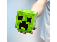 Charger l&#39;image dans la galerie, Tête Creeper Minecraft pixelisée verte, tenue par une main.
