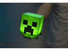 Charger l&#39;image dans la galerie, Lampe tête Creeper Minecraft verte, tenue à la main, brillante. Fond sombre.
