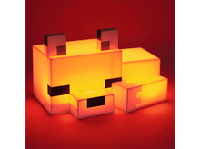 Charger l&#39;image dans la galerie, Une lampe renard Minecraft, orange et en forme de cube, illuminée sur une surface rouge.
