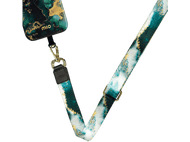 Gros plan d'une coque de téléphone avec une sangle. Coque : verte, dorée. Sangle : verte, blanche, dorée.