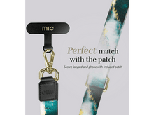 Charger l'image dans la galerie, Lanière avec fermoir doré et patch noir avec logo. Texte : L'accord parfait.
