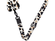 Coque de téléphone et lanière avec des taches de léopard blanches, noires et bronzées.