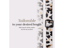 Charger l'image dans la galerie, Sangle à imprimé léopard avec boucle noire. Le texte indique : adaptable à la longueur souhaitée.
