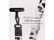 Charger l'image dans la galerie, Une lanière avec un patch pour téléphone et une sangle à imprimé léopard.
