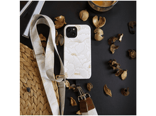 Charger l'image dans la galerie, Une coque de téléphone avec une sangle et un téléphone sur une surface sombre.
