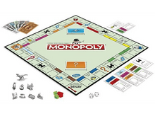 Charger l&#39;image dans la galerie, Jeu de société Monopoly avec argent, dés et pions. Le plateau est vert et rouge. Fond blanc.
