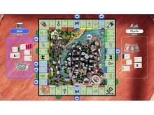 Charger l&#39;image dans la galerie, Jeu de société Monopoly avec deux joueurs. Le plateau est au centre, avec des cartes et des jetons.
