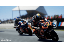 Charger l&#39;image dans la galerie, Scène de course MotoGP. Deux motos sur la piste. La moto de tête est orange et noire, avec un pilote.

