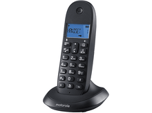 Charger l&#39;image dans la galerie, Téléphone Motorola noir sur une base de chargement. L&#39;écran affiche HANDSET. Fond blanc.
