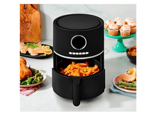 Charger l&#39;image dans la galerie, Friteuse à air noire avec de la nourriture à l&#39;intérieur et divers plats sur une table.
