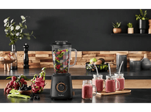 Charger l&#39;image dans la galerie, Mixeur avec des ingrédients frais et trois smoothies.
