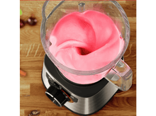 Charger l&#39;image dans la galerie, Un mixeur avec un mélange rose à l&#39;intérieur, dans un cadre de cuisine. Le mixeur est sur un comptoir.
