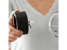 Charger l&#39;image dans la galerie, Une personne tenant un ensemble de lames de mélangeur noir à côté d&#39;un récipient en verre transparent.
