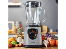 Charger l&#39;image dans la galerie, Mixeur avec des fruits. Un bocal en verre pour mixeur est sur la base. Des fruits comme l&#39;ananas et les tomates sont autour.
