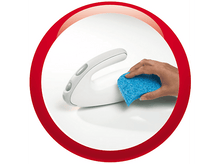 Charger l&#39;image dans la galerie, Main tenant une éponge bleue au-dessus d&#39;un objet blanc. Fond de cercle rouge.
