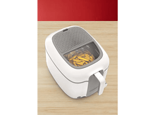 Charger l&#39;image dans la galerie, Friteuse blanche et grise avec un panier de frites dorées à l&#39;intérieur, sur une surface en bois.
