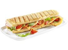 Charger l&#39;image dans la galerie, Un long sandwich sur une assiette blanche avec des ingrédients frais.
