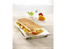 Charger l&#39;image dans la galerie, Un sandwich panini sur une assiette blanche avec une salade verte, du poivre et du sel.
