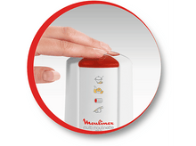 Charger l&#39;image dans la galerie, Gros plan d&#39;une main appuyant sur un bouton rouge sur un appareil Moulinex blanc.
