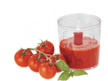 Charger l&#39;image dans la galerie, Tomates sur vigne à côté d&#39;un mixeur avec sauce tomate et feuilles de basilic.
