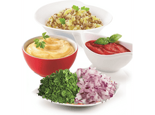 Charger l&#39;image dans la galerie, Salade de pommes de terre, moutarde, sauce tomate, persil et oignon rouge hachés.
