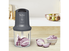 Charger l&#39;image dans la galerie, Un robot culinaire avec de l&#39;oignon à l&#39;intérieur et à côté des oignons coupés dans un bol.
