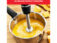 Charger l&#39;image dans la galerie, Mixeur plongeant dans une casserole de soupe orange. Morceaux de courge jaune éparpillés.
