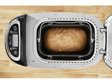 Charger l&#39;image dans la galerie, Machine à pain avec un pain à l&#39;intérieur, vue de dessus.
