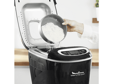 Charger l&#39;image dans la galerie, Intérieur d&#39;un réfrigérateur avec étagères, aliments et éclairage LED.
