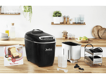 Charger l&#39;image dans la galerie, Machine à pain noire avec accessoires, comptoir blanc. Logo Moulinex.
