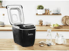 Charger l&#39;image dans la galerie, Une machine à pain noire et argentée avec le couvercle ouvert.
