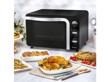Charger l&#39;image dans la galerie, Four noir Moulinex avec plats : poulet rôti, ratatouille, tartes et saumon.
