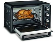 Charger l&#39;image dans la galerie, Machine à coudre blanche de côté, fond noir. Montre l&#39;aiguille et une petite table.
