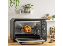 Charger l&#39;image dans la galerie, Un four noir avec un poulet rôti à l&#39;intérieur et une porte ouverte.
