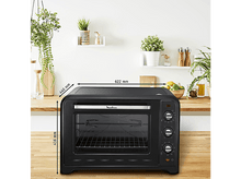 Charger l&#39;image dans la galerie, Four Moulinex noir avec cadrans, grille et mesures (440x622x416mm) sur un comptoir en bois.
