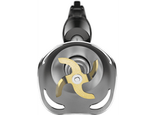 Charger l&#39;image dans la galerie, Gros plan d&#39;un mixeur plongeant argenté avec une lame dorée.
