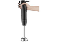 Charger l&#39;image dans la galerie, Une main tenant un mixeur plongeant noir et argenté.
