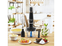 Charger l&#39;image dans la galerie, Mixeur plongeant noir avec accessoires et divers aliments sur table en bois.
