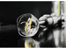 Charger l&#39;image dans la galerie, Gros plan sur une lame Powelix pour un mixeur, couleur or et acier, avec un fond noir.
