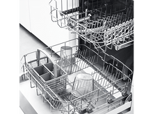 Charger l&#39;image dans la galerie, Intérieur du lave-vaisselle avec deux verres et un panier. Les grilles sont en acier inoxydable.
