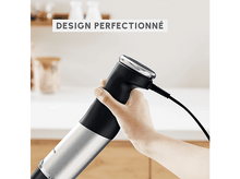 Charger l&#39;image dans la galerie, Un mixeur plongeant noir avec une base en acier inoxydable. Une main le tient.
