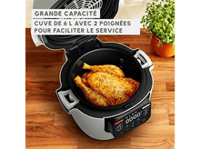 Charger l&#39;image dans la galerie, Une friteuse à air avec un poulet rôti à l&#39;intérieur, sur une table en bois, à côté d&#39;une plante.
