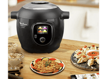 Charger l&#39;image dans la galerie, Moulinex Cookeo noir avec présentation de plats, table en bois et plats supplémentaires.
