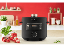 Charger l&#39;image dans la galerie, Multi-cuiseur Moulinex noir sur un comptoir de cuisine avec fond rouge et ingrédients.
