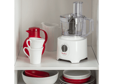 Charger l&#39;image dans la galerie, Robot culinaire blanc et articles rouges sur une étagère. Le robot est au centre, avec pichet et tasses rouges.
