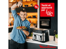 Charger l&#39;image dans la galerie, Homme versant de l&#39;huile sur de la nourriture. Friteuse à air en arrière-plan, logo rouge à droite.
