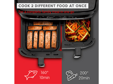 Charger l&#39;image dans la galerie, Friteuse à air avec saumon et légumes. Texte: Cuisinez 2 aliments différents à la fois pour un repas de famille complet.

