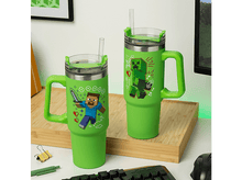 Charger l&#39;image dans la galerie, Deux gobelets verts sur le thème de Minecraft avec des pailles. Les deux gobelets ont différents personnages de Minecraft.
